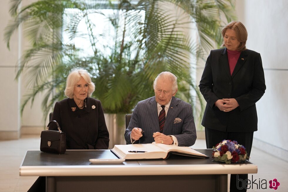 Carlos III firmando en el libro de honor del Bundestag