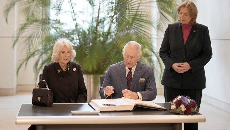 Carlos III firmando en el libro de honor del Bundestag