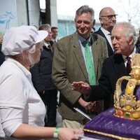 El Rey Carlos III con una tarta en forma de corona en Alemania