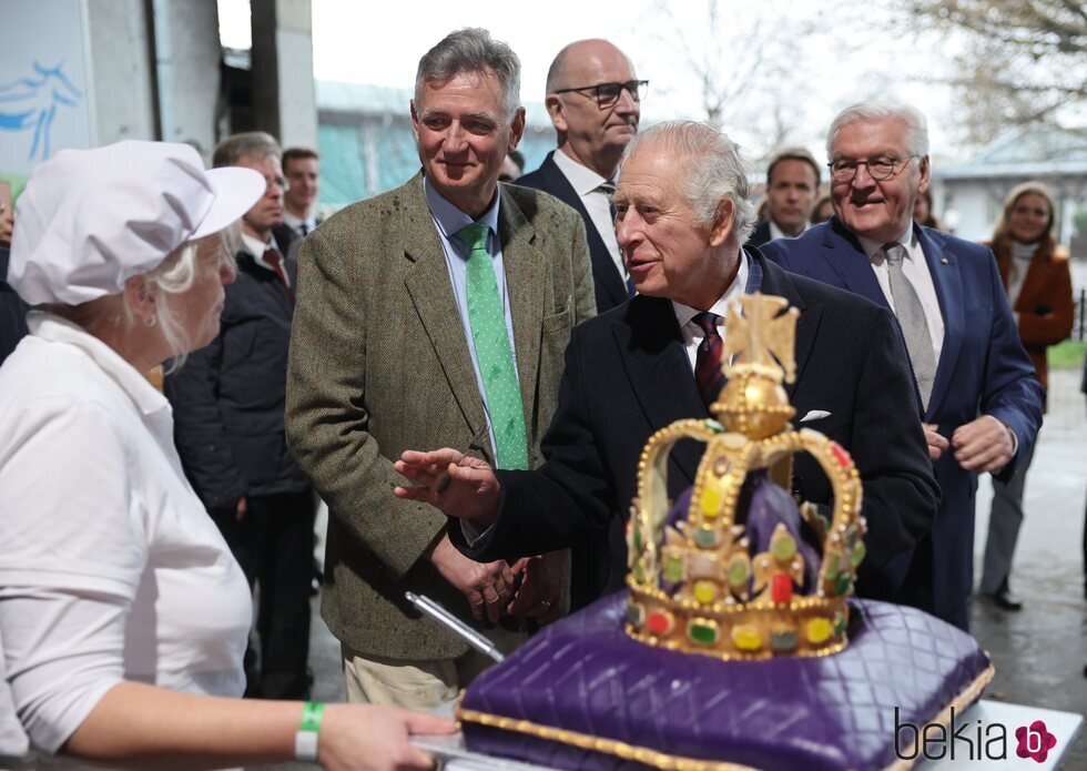 El Rey Carlos III con una tarta en forma de corona en Alemania