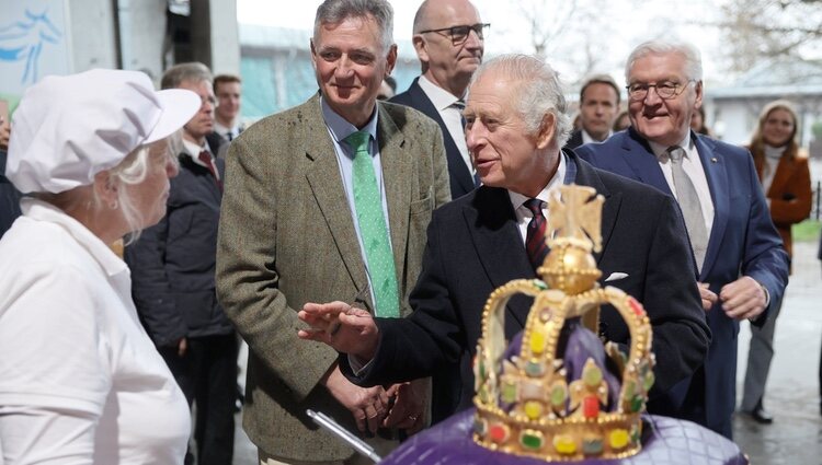 El Rey Carlos III con una tarta en forma de corona en Alemania