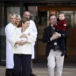 Guillermo y Stéphanie de Luxemburgo con sus hijos Charles y François en la presentación de François de Luxemburgo