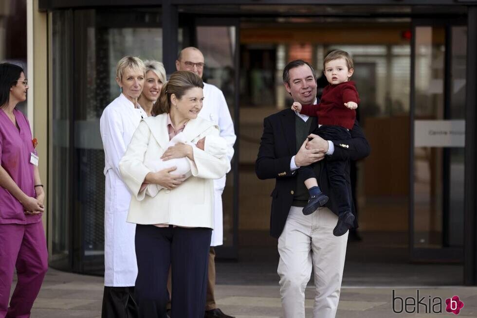 Guillermo y Stéphanie de Luxemburgo con sus hijos Charles y François en la presentación de François de Luxemburgo