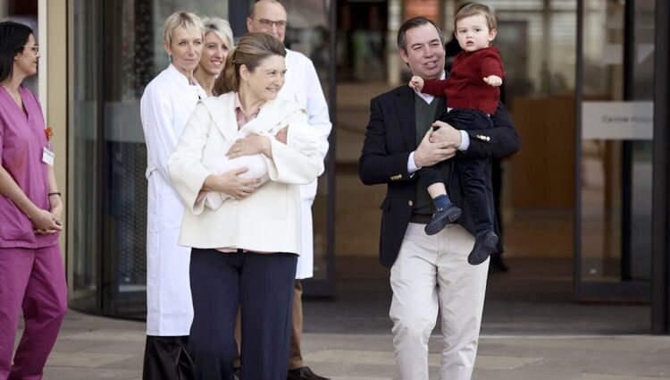 Guillermo y Stéphanie de Luxemburgo con sus hijos Charles y François en la presentación de François de Luxemburgo