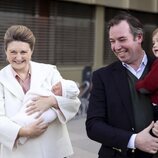 Guillermo y Stéphanie de Luxemburgo con sus hijos Charles y François en la presentación de su hijo François