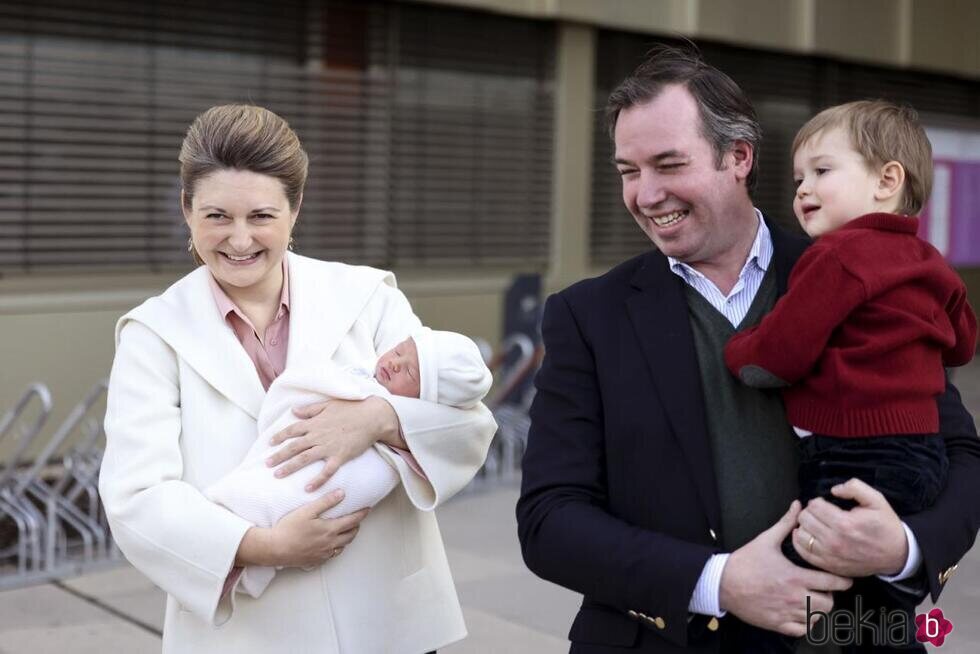 Guillermo y Stéphanie de Luxemburgo con sus hijos Charles y François en la presentación de su hijo François