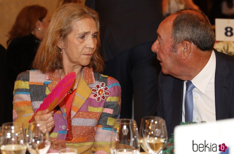 La Infanta Elena y el Chatarrero hablando en los Premios Las Meninas de España