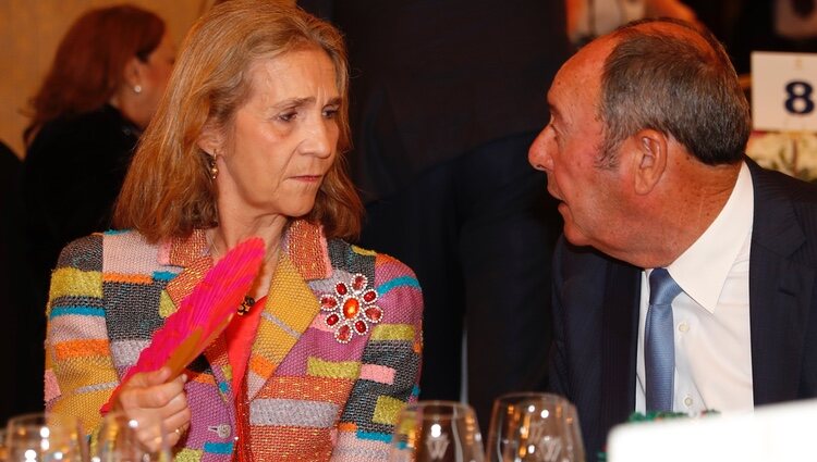 La Infanta Elena y el Chatarrero hablando en los Premios Las Meninas de España