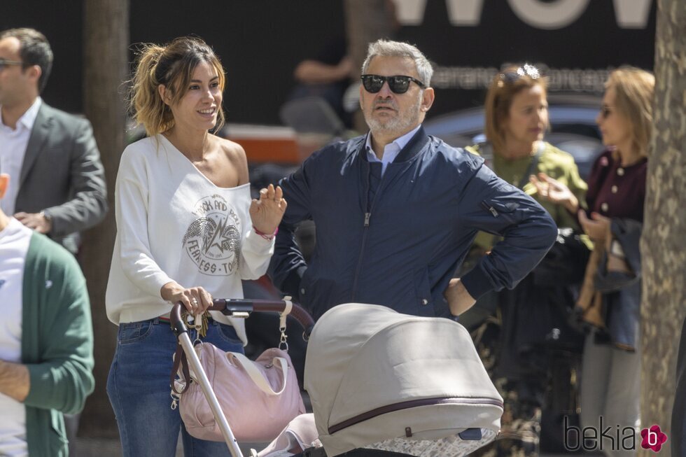 Miki Nadal y Helena Aldea, de paseo con su hija Galatea