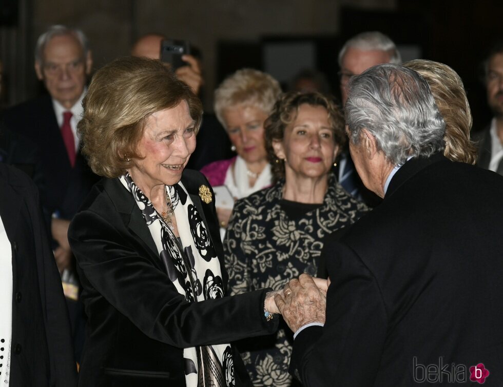 La Reina Sofía asiste al concierto anual de Pascua en Mallorca y saluda a algunas autoridades