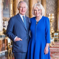 Foto oficial de los Reyes Carlos y Camilla en la Sala Azul del Palacio de Buckingham