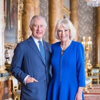 Foto oficial de los Reyes Carlos y Camilla en la Sala Azul del Palacio de Buckingham