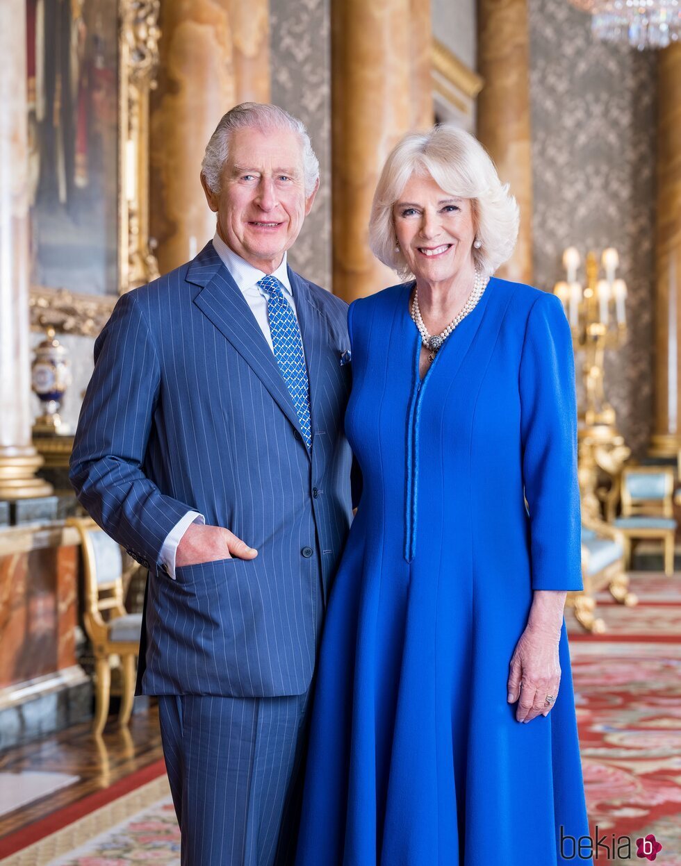 Foto oficial de los Reyes Carlos y Camilla en la Sala Azul del Palacio de Buckingham