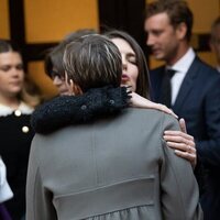 Charlene de Mónaco abrazada a Carlota Casiraghi en la misa en memoria de Rainiero de Mónaco