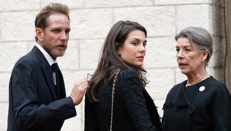 Carolina de Mónaco con sus hijos Carlota y Andrea Casiraghi en la misa en memoria de Rainiero de Mónaco