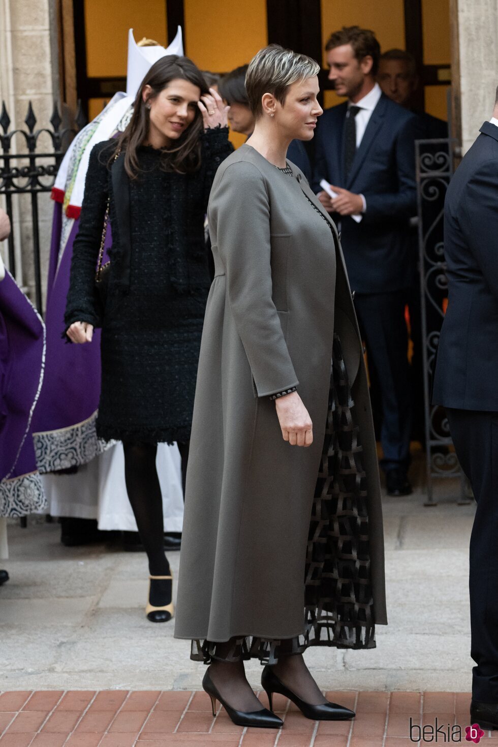 Charlene de Mónaco y Carlota Casiraghi en la misa en memoria de Rainiero de Mónaco