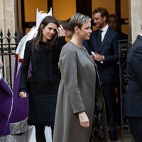 Charlene de Mónaco y Carlota Casiraghi en la misa en memoria de Rainiero de Mónaco