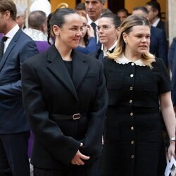 Las hermanas Pauline Ducruet y Camille Gottlieb en la misa en memoria de Rainiero de Mónaco