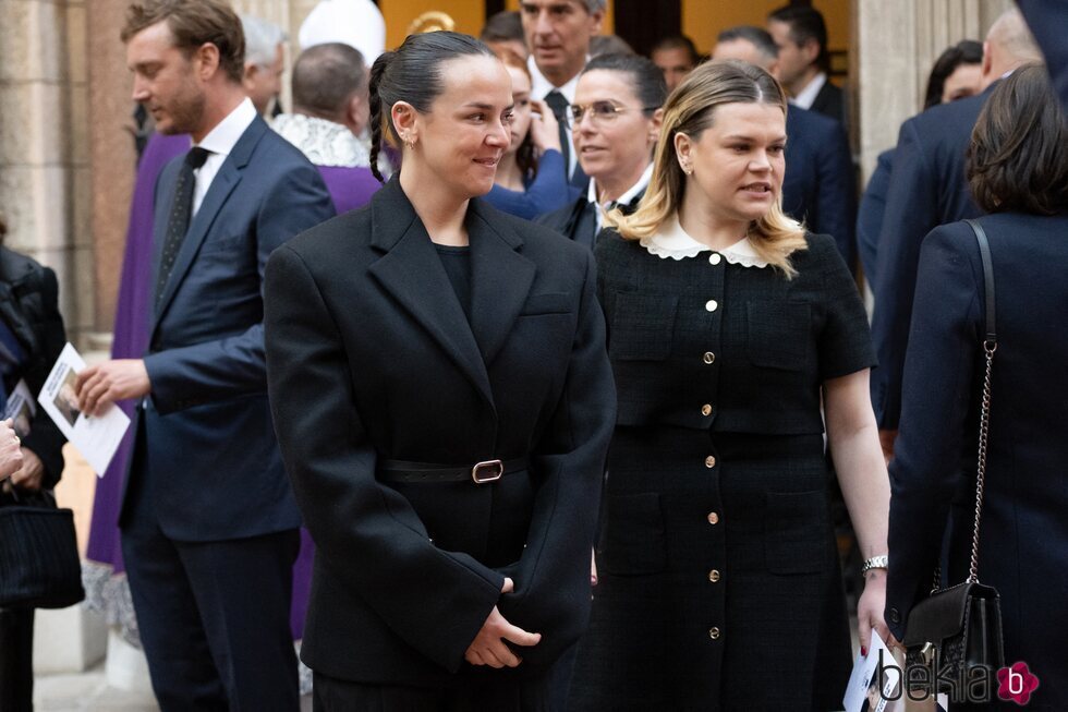 Las hermanas Pauline Ducruet y Camille Gottlieb en la misa en memoria de Rainiero de Mónaco