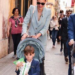 Eva González con su hijo Cayetano en la procesión de la Esperanza de Triana