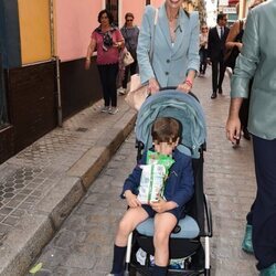 Eva González acude con su hijo Cayetano a la procesión de la Esperanza de Triana