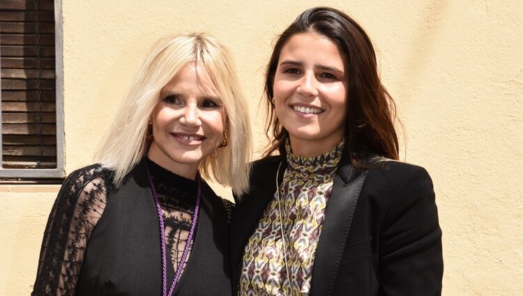 Eugenia Martínez de Irujo y su hija Cayetana en la procesión de la Esperanza en Triana