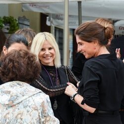 Eugenia Martínez de Irujo con Lourdes Montes en la procesión de la Esperanza en Triana