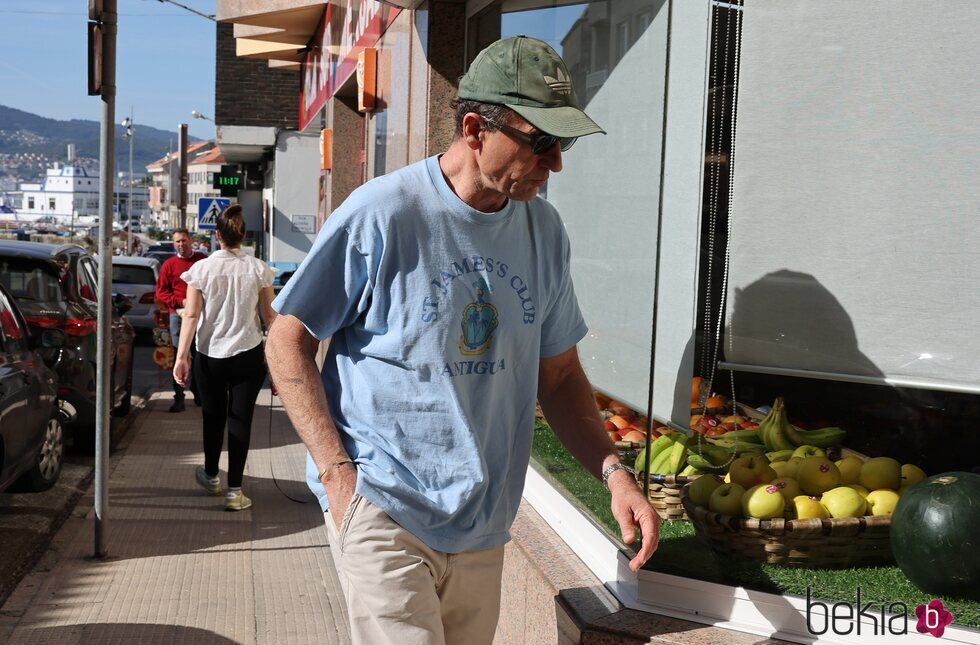 Alessandro Lequio haciendo un recado en Galicia