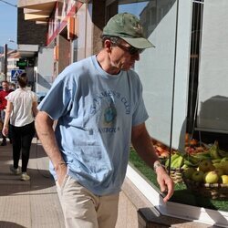 Alessandro Lequio haciendo un recado en Galicia