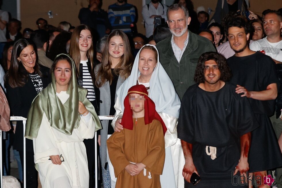 Los Reyes Felipe y Letizia con sus hijas la Princesa Leonor y la Infanta Sofía en la Semana Santa de Chinchón