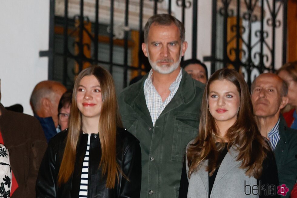 El Rey Felipe con sus hijas la Princesa Leonor y la Infanta Sofía en la Semana Santa de Chinchón