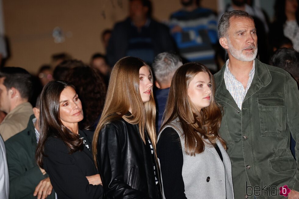 Los Reyes Felipe y Letizia y sus hijas la Princesa Leonor y la Infanta Sofía, muy pendientes de la Semana Santa de Chinchón