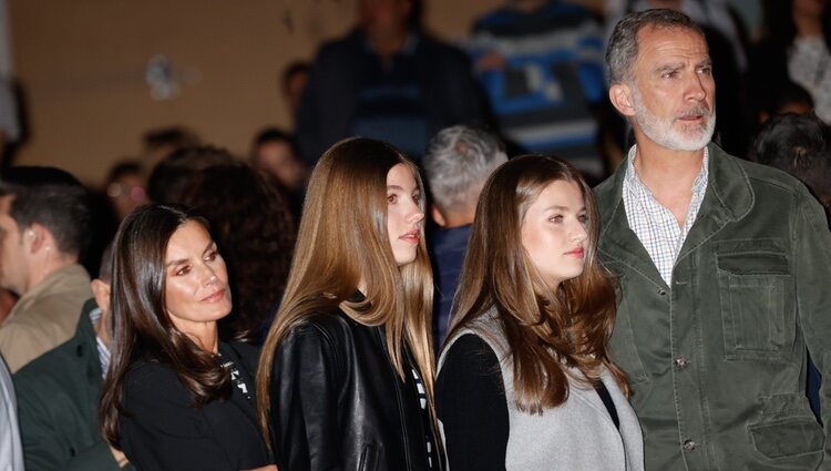 Los Reyes Felipe y Letizia y sus hijas la Princesa Leonor y la Infanta Sofía, muy pendientes de la Semana Santa de Chinchón