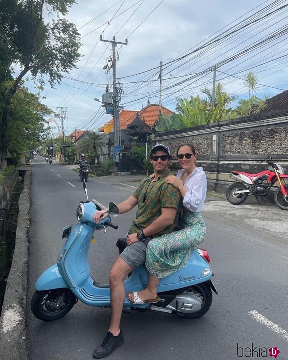 Tamara Falcó e Íñigo Onieva montando en moto en Bali