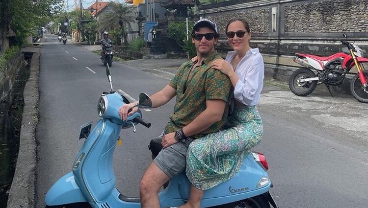 Tamara Falcó e Íñigo Onieva montando en moto en Bali