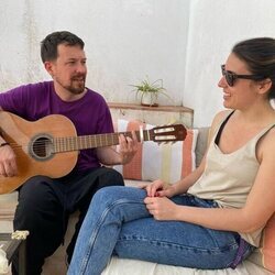 Pablo Iglesias e Irene Montero en una terraza