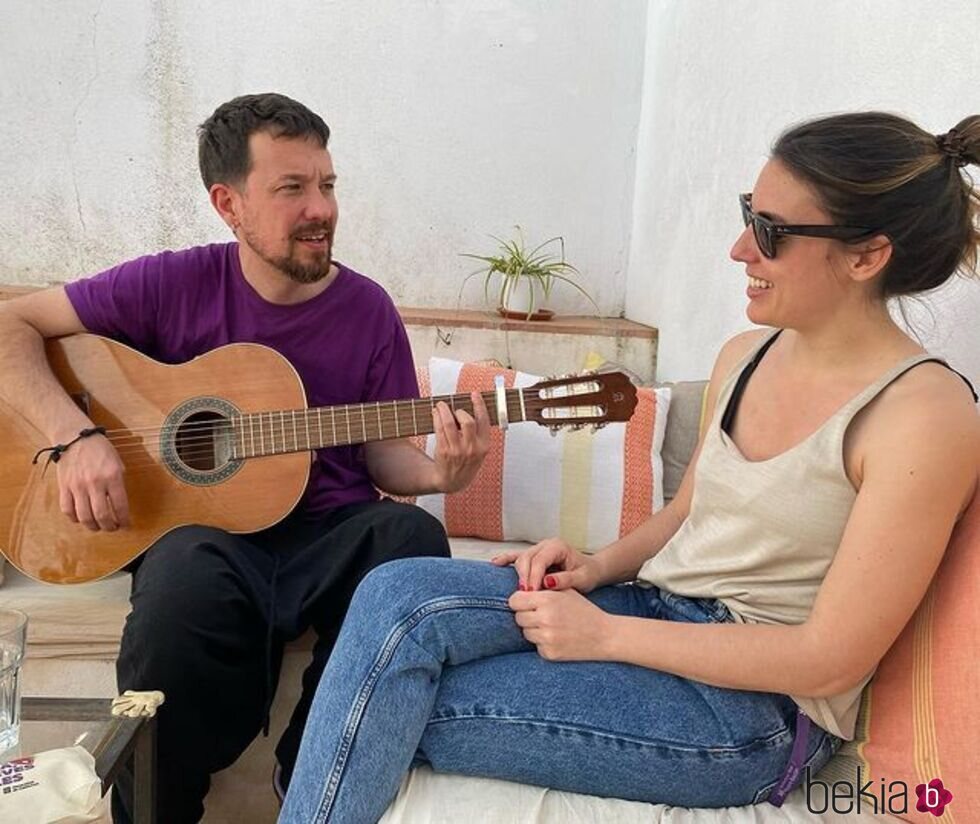 Pablo Iglesias e Irene Montero en una terraza