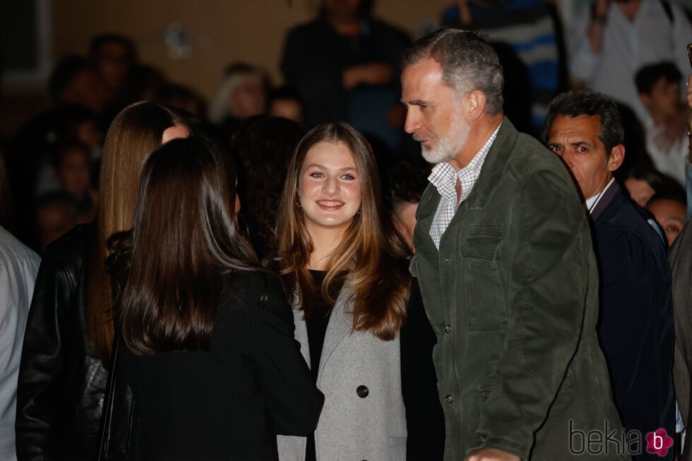 La Princesa Leonor sonríe junto al Rey Felipe VI en Chinchón