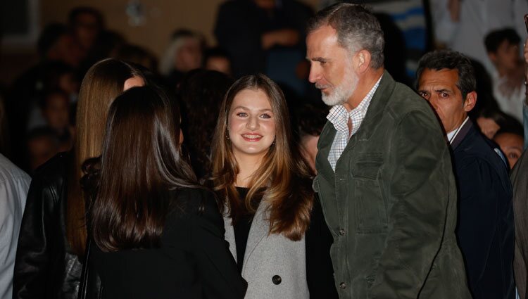 La Princesa Leonor sonríe junto al Rey Felipe VI en Chinchón