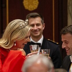 Máxima de Holanda brinda con Emmanuel Macron en el Palacio Real de Amsterdam