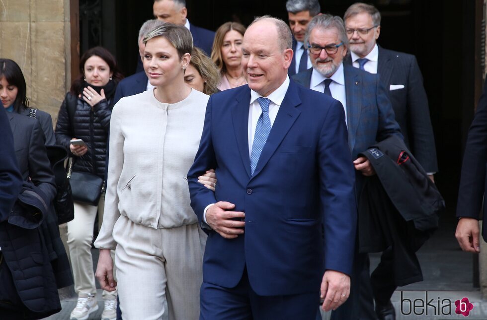 Alberto y Charlene de Mónaco, cogidos del brazo en Florencia