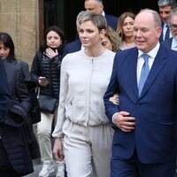 Alberto y Charlene de Mónaco, cogidos del brazo en Florencia