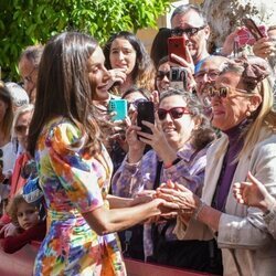 La Reina Letizia saludando a unas ciudadanas en Córdoba