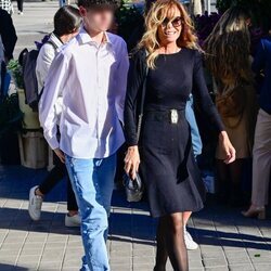 Lara Dibildos y su hijo Álvaro en el funeral de Laura Valenzuela