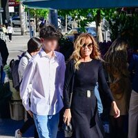 Lara Dibildos y su hijo Álvaro en el funeral de Laura Valenzuela