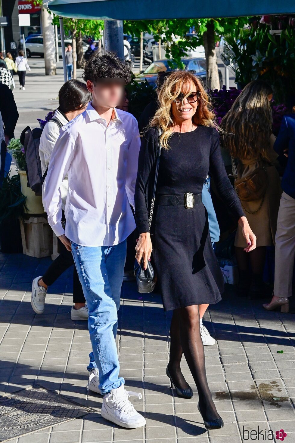 Lara Dibildos y su hijo Álvaro en el funeral de Laura Valenzuela