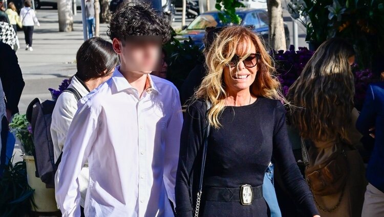 Lara Dibildos y su hijo Álvaro en el funeral de Laura Valenzuela