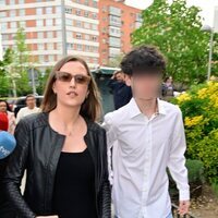 Anna Barrachina y Álvaro, hijos de Álvaro Muñoz Escassi, en el funeral de Laura Valenzuela