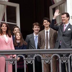 Joaquín y Marie de Dinamarca y sus hijos Nikolai, Felix, Henrik y Athena en el 83 cumpleaños de Margarita de Dinamarca