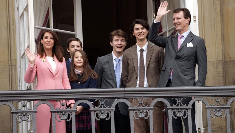 Joaquín y Marie de Dinamarca y sus hijos Nikolai, Felix, Henrik y Athena en el 83 cumpleaños de Margarita de Dinamarca